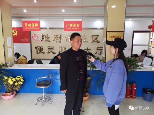 图为丁建培接受记者采访 图为丁建培接受记者采访