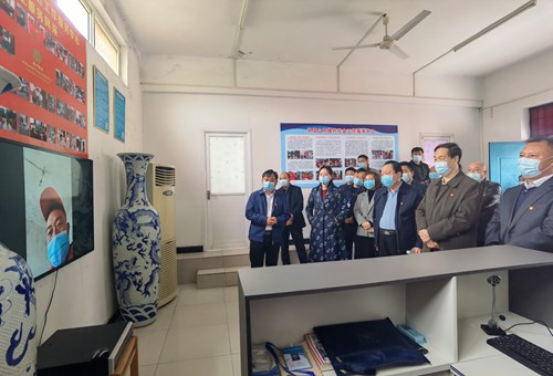 图为:现场与服务人员联线 图为:现场与服务人员联线