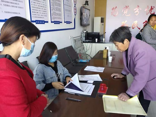 图为现场登记 图为现场登记