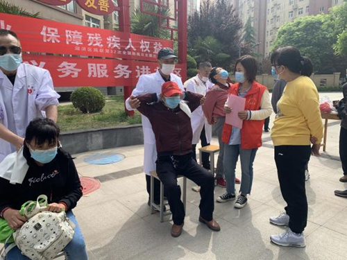图为盲人按摩师询问居民需求 图为盲人按摩师询问居民需求