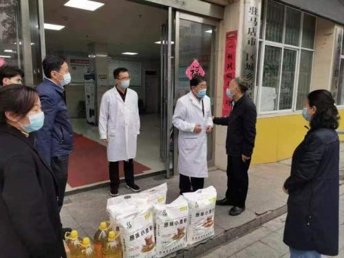 图为张银良一行慰问残疾儿童康复救助定点机构 图为张银良一行慰问残疾儿童康复救助定点机构