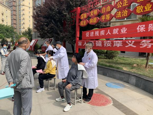 图为盲人按摩师为居民义务按摩 图为盲人按摩师为居民义务按摩